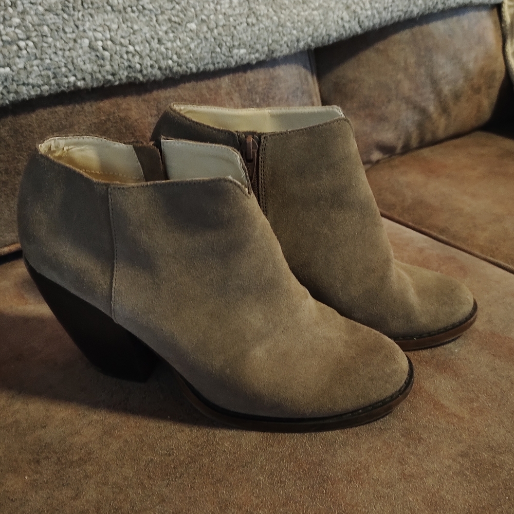 SOHO Cobbler Ember Notch Suede Ankle Boots